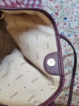 Capazo grande Guess con logo tipos burdeos