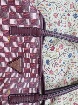 Capazo grande Guess con logo tipos burdeos