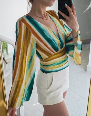 Blusa satinada escote V multicolor