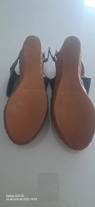 Sandalias cuña Bertuchi negras