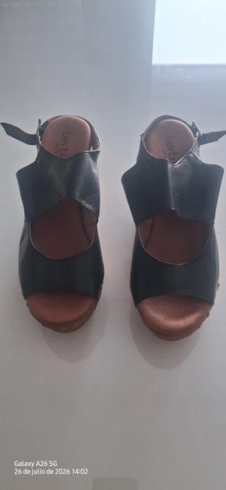 Sandalias cuña Bertuchi negras