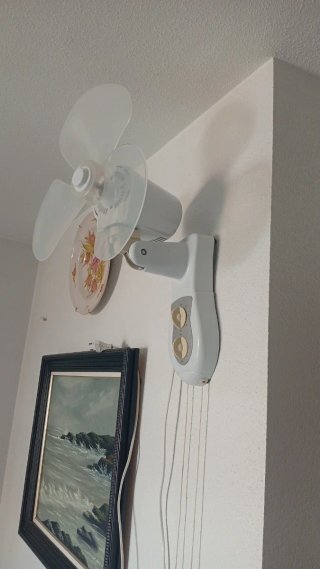 Ventilador de pared blanco y gris