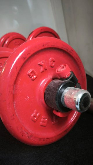 Banco, Barra con pesas  y Mancuernas Gimnasio