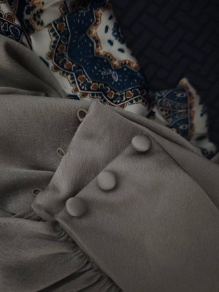 Blusa satinada halter gris - caqui