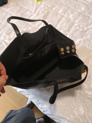 Bolso de piel negro Parfois con tachuelas