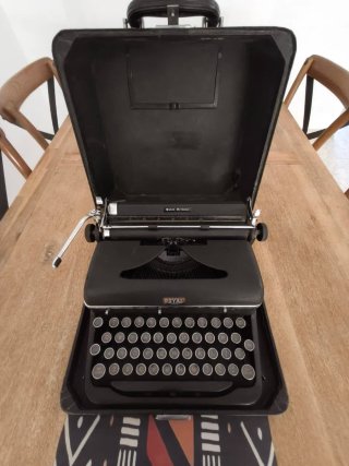 Máquina de escribir Royal Quiet De Luxe