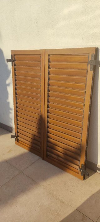 Dos contraventanas aluminio imitación madera