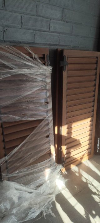 Dos contraventanas aluminio imitación madera
