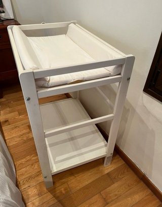 Cambiador de bebé blanco