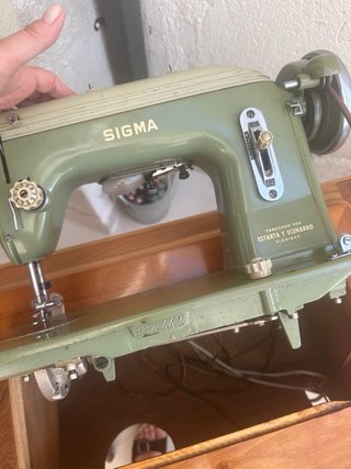 Máquina de coser Sigma con pedal y luz, funciona