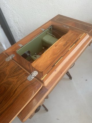 Máquina de coser Sigma con pedal y luz, funciona