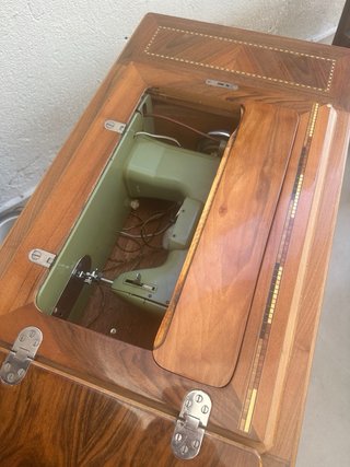 Máquina de coser Sigma con pedal y luz, funciona