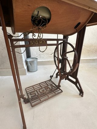 Máquina de coser Sigma con pedal y luz, funciona