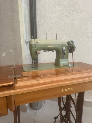 Máquina de coser Sigma con pedal y luz, funciona