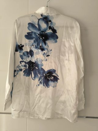 Blusa elegante satinada blanca con diseño floral
