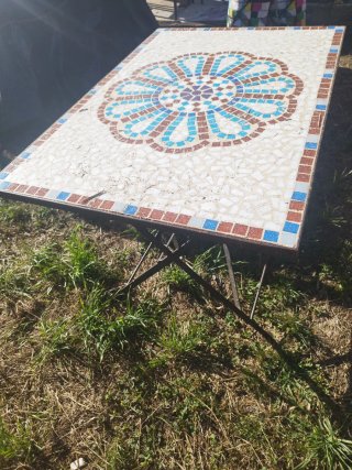 Mesa de mosaico de piedra y metal