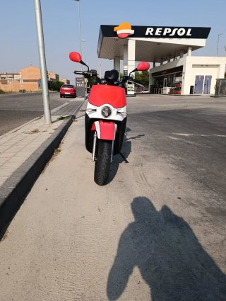 Silence Scutum S02 Scooter Eléctrica Roja y Blanca
