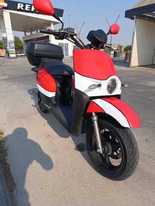 Silence Scutum S02 Scooter Eléctrica Roja y Blanca