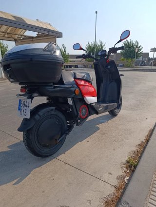 Silence Scutum S02 Scooter Eléctrica Roja y Blanca