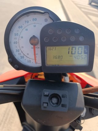 Silence Scutum S02 Scooter Eléctrica Roja y Blanca
