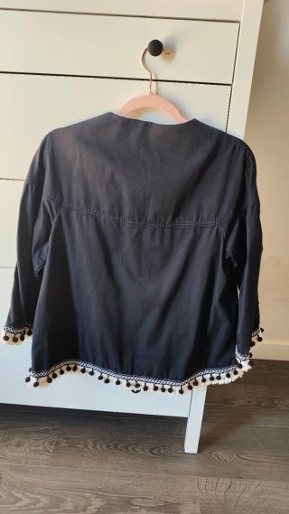 Chaqueta Zara con pompones