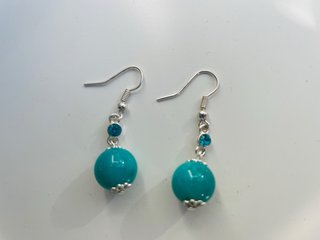 Pendientes turquesa con detalles plateados