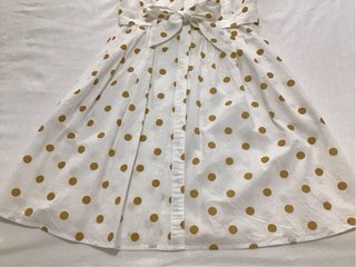 Vestido blanco con lunares dorados