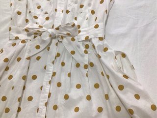 Vestido blanco con lunares dorados