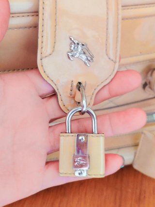 Bolso Burberry Y2K Piel Charol Vintage Beige