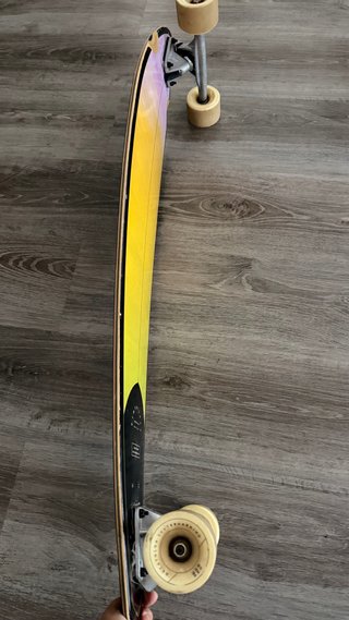 Longboard de madera con ruedas