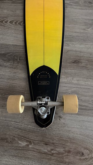 Longboard de madera con ruedas