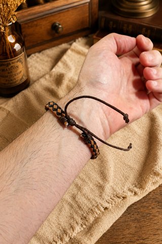 Lote 3 bracciali in pelle e perline da uomo