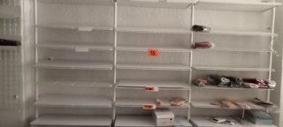 Estanterías metálicas blancas