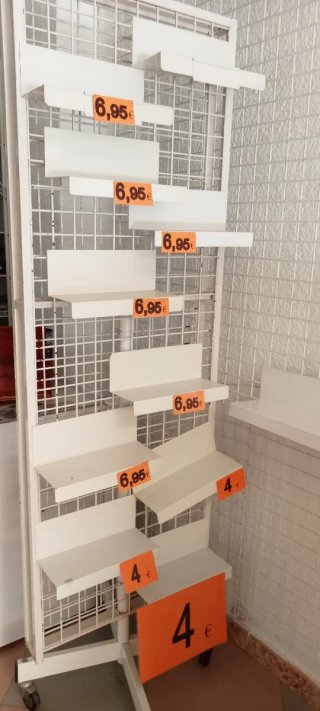 Estanterías metálicas blancas