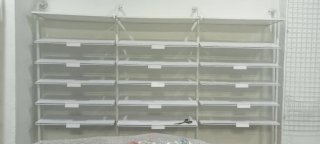 Estanterías metálicas blancas