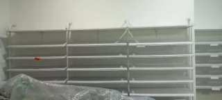 Estanterías metálicas blancas