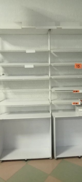Estanterías metálicas blancas