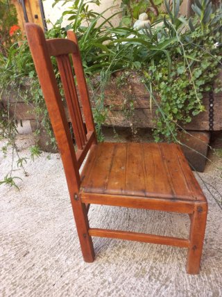 Sillita pequeña de madera