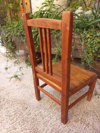 Sillita pequeña de madera