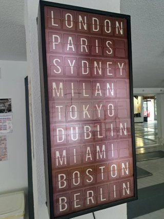 Cartel luminoso aeropuerto ciudades