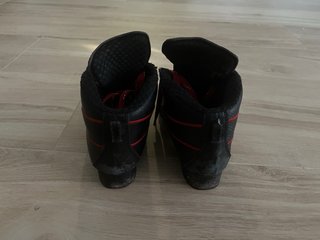 Botas Barovari Negras con Cordones Rojos