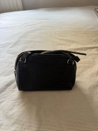 Bolso Parfois negro efecto piel cocodrilo