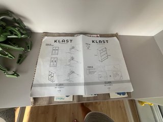 Vitrina Klast gris perla con puertas de cristal