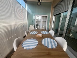 Vitrina Klast gris perla con puertas de cristal