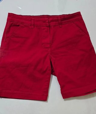 Pantalones cortos color mostaza y rojo