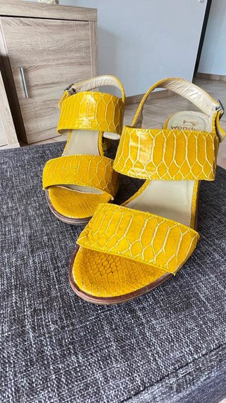 Sandalias de tacón amarillas