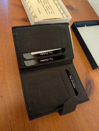 Cartera de piel Dos Caballos marrón oscuro.