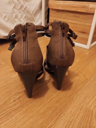 Sandalias tacón tiras marrones