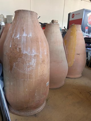 Tinajas de barro para vino, de Padilla y otros.