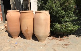 Tinajas de barro para vino, de Padilla y otros.